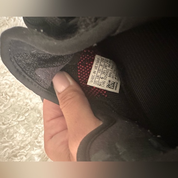 !!SOLD!!Adidas Yeezy Boost 350 V2 CBlack/CBlack/Red - Picture 7 of 9
